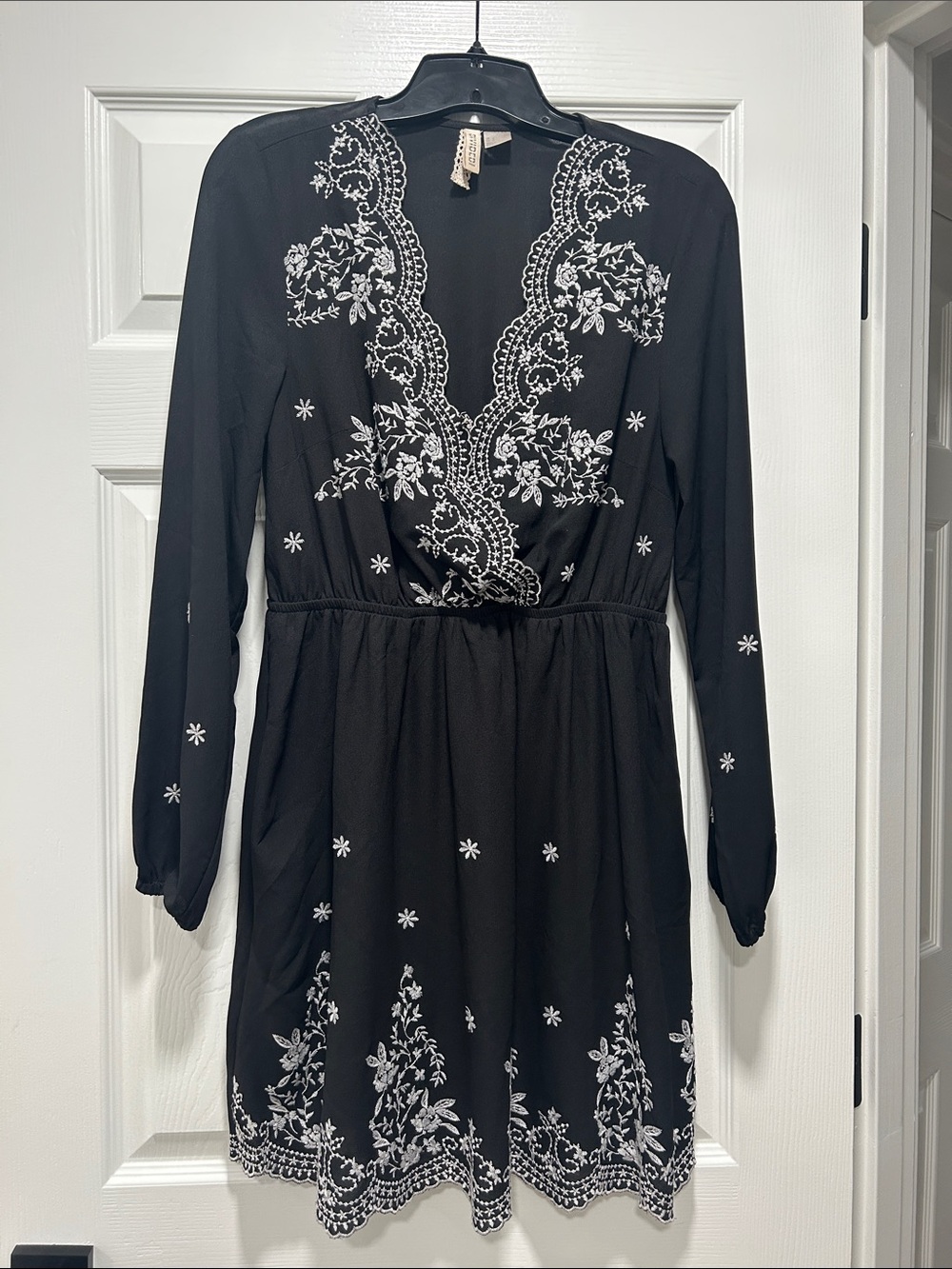 Divided Black Long-Sleeve V-Neck Embroidered Dress